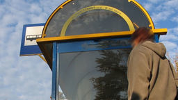 Zaatakował kobietę na przystanku w Puławach. Wziął pieniądze, kazał się rozebrać