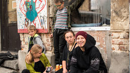 Na planie filmowym teledysku. Brono Skład i realizatorzy. Pierwszy z prawej Dawid Reja, opiekun artystyczny całego projektu 