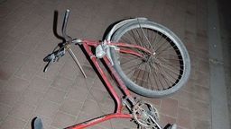 Kierowca wjechał w rower bez oświetlenia. Uciekł i nie pomógł rowerzyście