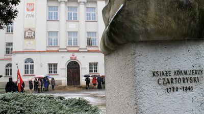 Spór dotyczy należności za pomieszczenia w budynku I LO w Puławach, które były wynajmowane stowarzyszeniu prowadzącemu niepubliczną szkołę podstawową „Klasyk” 
