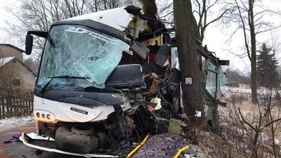 Wypadek autokaru z dziećmi na Dolnym Śląsku. Pojazd został niemal doszczętnie zniszczony [zdjęcia]