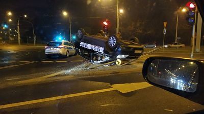 Dachowanie auta w Lublinie. Dwie osoby przewiezione do szpitala