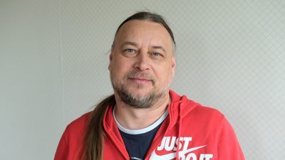 - Dla mnie jednym z najlepiej brzmiących albumów, jeżeli chodzi o gitary, jest „Czarny album” Metalliki. Tam, w niektórych momentach, ścieżki gitary rytmicznej były nagrywane wielokrotnie, aby uzyskać tzw. ścianę dźwięku - mówi Grzegorz Kulawiak (na zdjęciu).