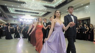 Maturzystki wybierają długie suknie i duże dekolty. Coraz więcej jest czerwieni, bieli, srebra, różu. Na zdjęciu: studniówka maturzystów z II LO w Lublinie 