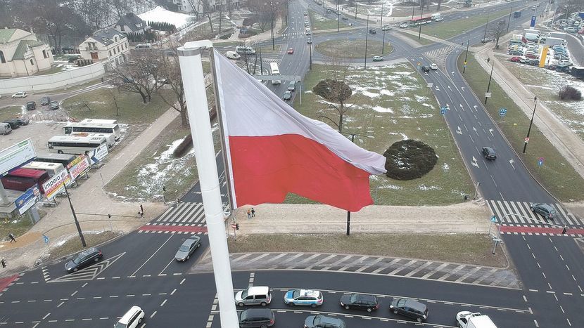 Firma, która otrzyma od miasta zlecenie, będzie musiała mniej więcej co 6 tygodni wymieniać przybrudzoną flagę<br />

