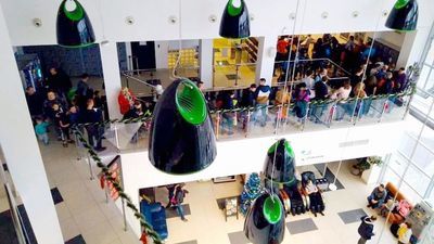 Długa kolejka po opaski, z którymi można wejść na baseny