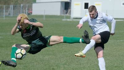 Piłkarze POM (zielone stroje) chcą zakończyć sezon na podium