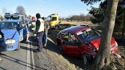 Nie zauważył, że wyprzeda go inny samochód i doszło do wypadku. Trzy osoby trafiły do szpitala