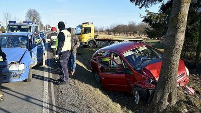 Nie zauważył, że wyprzeda go inny samochód i doszło do wypadku. Trzy osoby trafiły do szpitala