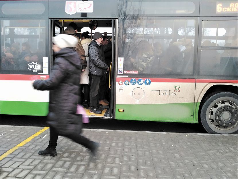 Wczorajszy popołudniowy kurs linii numer 6. Autobus na ul. Kunickiego był zapełniony, ale bez ścisku