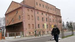 Opuszczony jeszcze w 2001 roku wielki budynek z powybijanymi szybami w oknach, łuszczącą się farbą i odpadającym tynkiem, wizytówką miasta nie jest