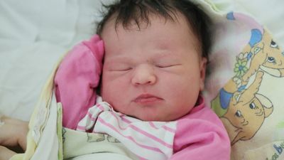 Julka, która urodziła się trzy minuty po północy, mierzy 55 cm i ma bardzo bujną czuprynę