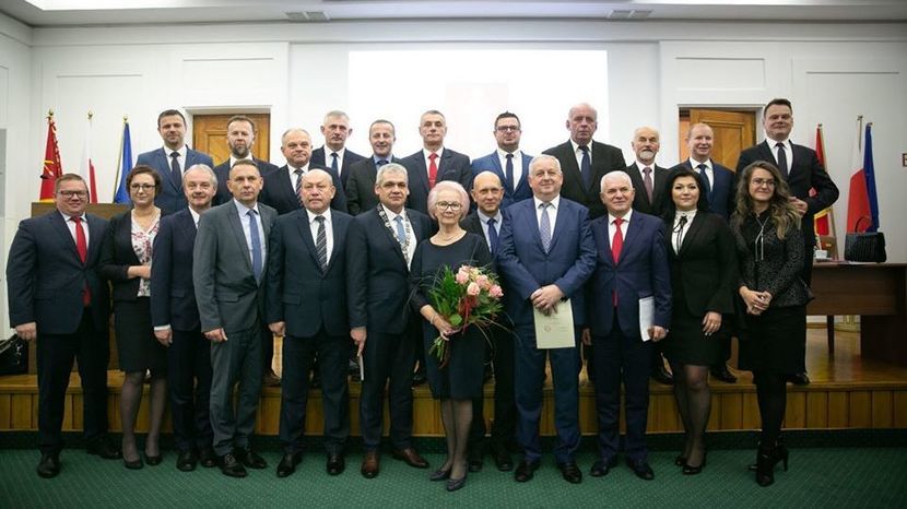 Radni VIII kadencji 2018-2023. Zdzisław Wojtak w I rzędzie trzeci z lewej, Tadeusz Lizut w II rzędzie szósty z lewej