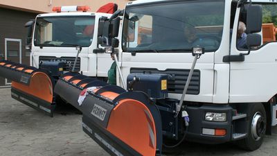 Odśnieżaniem i posypywaniem solą dróg zajmuje się Zakład Usług Komunalnych, który posiada m.in. zakupione pięć lat temu pługopiaskarki 