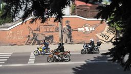 Mural przedstawiający pierwszy seryjny model WSK M06 i kino „Przodownik” znajduje się przy al. Lotników Polskich
