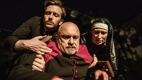 Zdjęcie ze spektaklu „@chybanieja” Pawła Passiniego