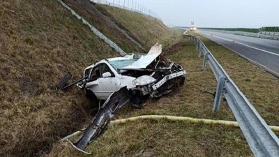 Dachowanie na drodze S17. Mężczyzna został przewieziony do szpitala [zdjęcia]