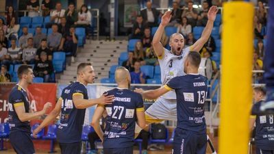 Już do końca sezonu lubelski beniaminek będzie musiał radzić sobie bez libero Rafała Cabaja (biały strój)

