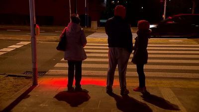 Ostrzeżenie dla "smartfonowych zombie". To pierwsze takie przejście w Warszawie