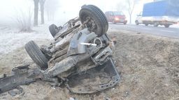 Jechał zbyt szybko przy niesprzyjających warunkach na drodze i wpadł do rowu