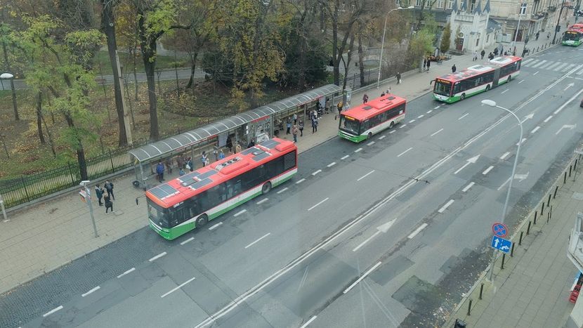 Od lutego już na stale utrzymana zostanie większość ograniczeń w kursowaniu autobusów i trolejbusów
