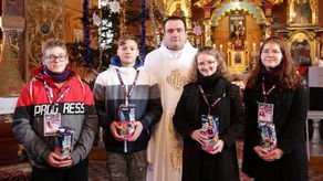 Ofiary na WOŚP zamiast tacy. Ksiądz zaprosił wolontariuszy do kościoła [zdjęcia]