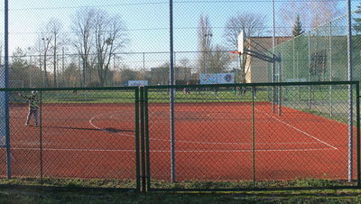 Zgodnie z prawomocnym już wyrokiem, z boiska przy SP nr 4 będą mogli korzystać jedynie uczniowie tej szkoły i to pod warunkiem, że będą pod okiem wyznaczonego opiekuna
