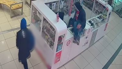 Kradzież w galerii handlowej w Lublinie, szukają tych chłopaków. Wideo z monitoringu