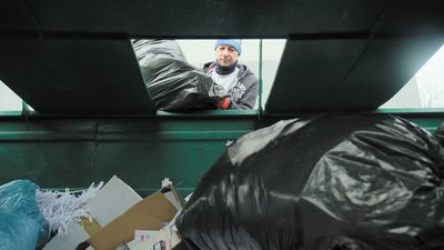 Na zdjęciu pracownik firmy RECO wrzuca makulaturę przywiezioną z naszej redakcji do pojemnika na papier. Skup już za papier nie płaci, więc też nie waży