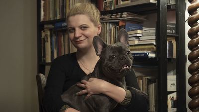 Marysia Pleskaczyńska - Absolwentka KUL, doktor filozofii, etyk, wykładowca, nauczycielka, entuzjastka dydaktyki, autorka programu warsztatów filozoficznych Filozofuj-my. Obecnie uczy etyki w Dwujęzycznej Szkole Podstawowej im. A. Einsteina w Warszawie. Naukowo interesuje ją współczesną etyką, zwłaszcza kategorią pamięci, heroizmu i przebaczenia. Miłośniczka muzyki, poezji, gotowania i jazdy na hulajnodze