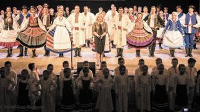 Grażyna Temporowicz, nowa dyrektor Hrubieszowkiego Domu Kultury z tancerzami Zespołu Pieśni i Tańca Ziemi Hrubieszowskiej