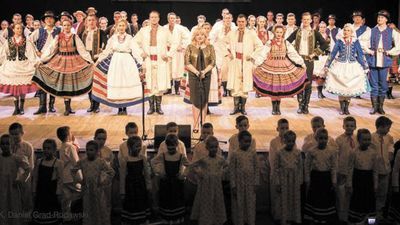 Grażyna Temporowicz, nowa dyrektor Hrubieszowkiego Domu Kultury z tancerzami Zespołu Pieśni i Tańca Ziemi Hrubieszowskiej