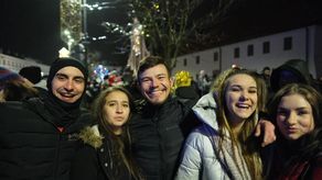 Sylwester w Lublinie. Tak mieszkańcy powitali Nowy Rok na pl. Litewskim [zdjęcia]