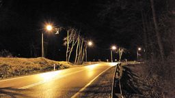 W 2014 roku zamontowano latarnie, ale chodnika wciąż nie ma
