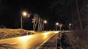 W 2014 roku zamontowano latarnie, ale chodnika wciąż nie ma
