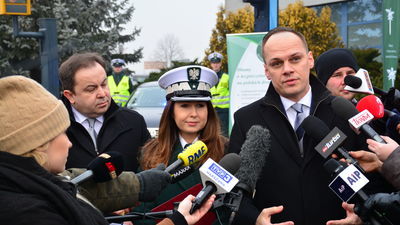 Marcin Ślęzak, dyrektor Instytutu Transportu Samochodowego (z lewej), Karolina Wieczorek, zastępca dyrektora Głównego Inspektoratu Transportu Drogowego (w środku) i Rafał Weber, wiceminister infrastruktury
