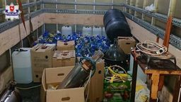 Terespol: 65-latek miał w domu 1000 litrów nielegalnego alkoholu i 1300 litrów zacieru