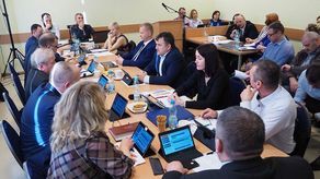 W czwartkowej sesji poza radnymi i urzędnikami uczestniczyli też m.in. rodzice dzieci.