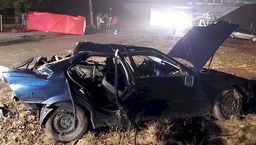 Śmiertelny wypadek koło Puław. Samochód uderzył w słup oświetleniowy i betonowe ogrodzenie