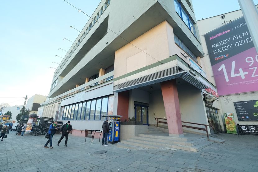 W budynku u zbiegu Al. Racławickich i ul. Lipowej do wzięcia jest duży lokal po restauracjach KFC i Pizza Hut