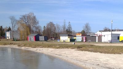 Woda jest nadal bardzo czysta, ale na plaży wyraźnie widać, że jest jej mniej 