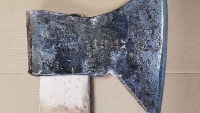 Z siekierą rzucił się na własną matkę. Kobietę uratował jej brat