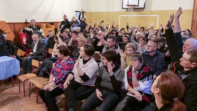 O utrzymanie Szkoły Podstawowej w Wierzchowiskach  walcząrodzice uczniów, nauczyciele i mieszkańcy