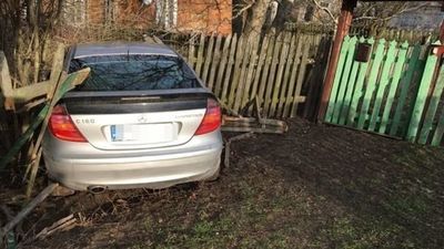 Mercedesem w płot. Kierowca miał 4 promile