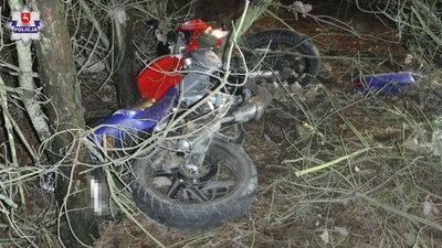 18-letni motocyklista zjechał na pobocze i uderzył w drzewa