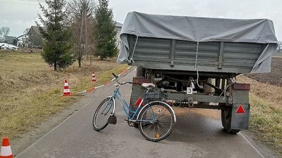 Fatalny wypadek rowerzysty. Traktorzysta tylko poczuł jak tylna przyczepa podskoczyła do góry