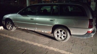 Bezczelna próba kradzieży na parkingu w Białej Podlaskiej. Próbował wyrwać z samochodu katalizator