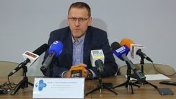 Dr hab. n.med. Krzysztof Tomasiewicz, kierownik Kliniki Chorób Zakaźnych SPSK1 na konferencji prasowej 