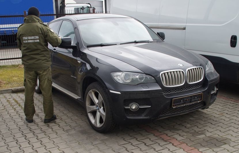 BMW odzyskane przez funkcjonariuszy SG
