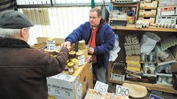 Pan Arkadiusz, który na targowisku przy ul. Krańcowej w Lublinie, sprzedaje miód i jaja, ocenia, że przed świętami cena tych drugich na pewno wzrośnie